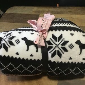 New Victoria's Secret Pink Black and White Fleece Blanket
